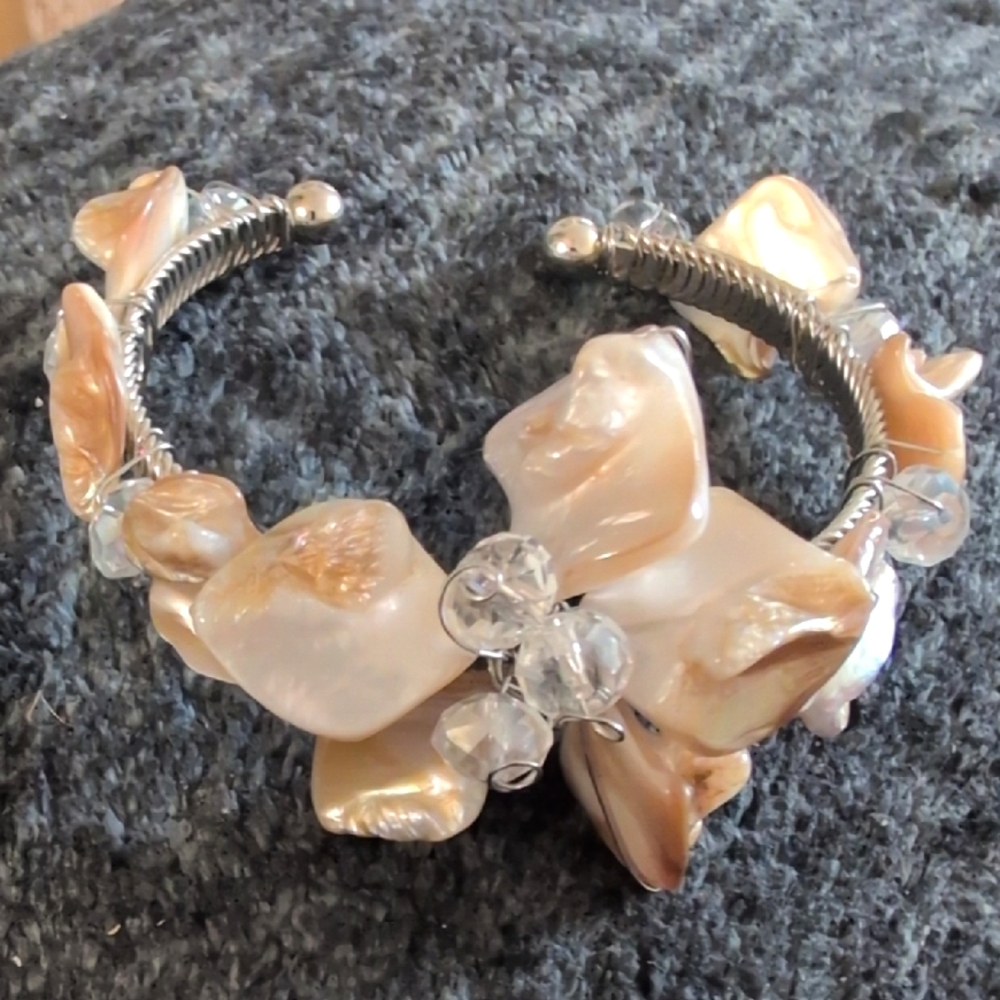 Elegant Shell and Crystal Women's Bracelet